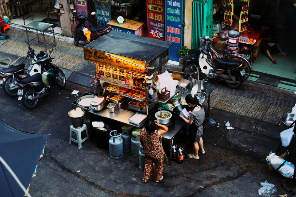 Bàn ngoài sân thoáng